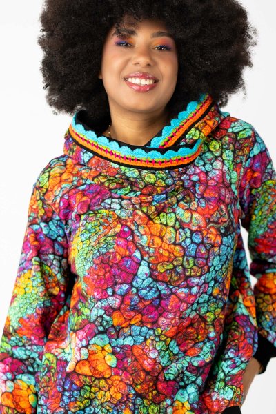 Bluza luźna z kapturem i szydełkową koronką "SHINY"