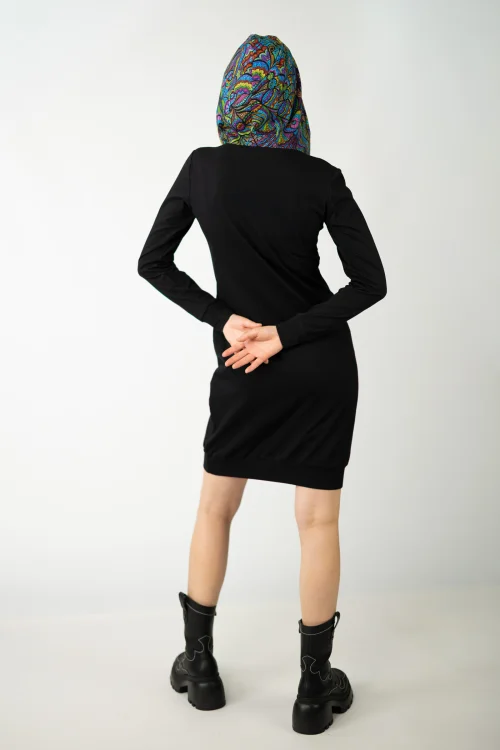 sukienka mini czarna  sportowa z kapturem kieszeń kangurka kolekcja MIST marka VIPPI design (1).jpg
