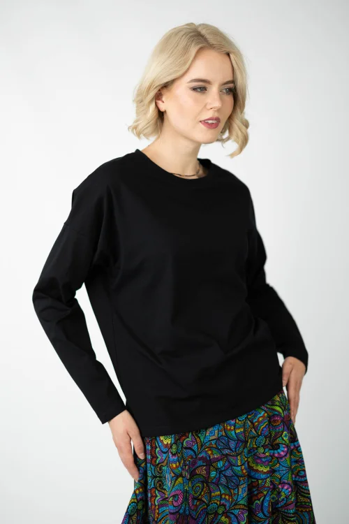 bluzka czarna  trapezowa z aplikacją na tyle kolekcja MIST marka VIPPI design  (6).jpg