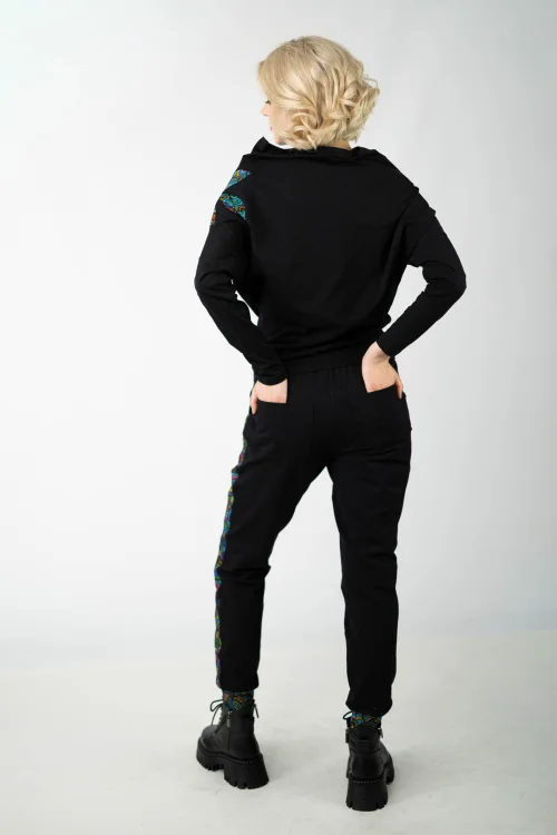 bluzka czarna z luźnym golfem i aplikacjami i spodnie czarne sportowe z aplikacjami kolekcja MIST marka VIPPI design     (2).jpg