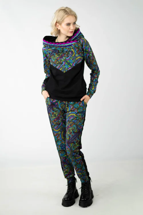 bluza czarna z kolorowymi dodatkami i szydełkową koronką na kapturze kieszenie w szwach  z kolorowe z lampasami kieszenie kolekcja MIST marka VIPPI design (5).jpg
