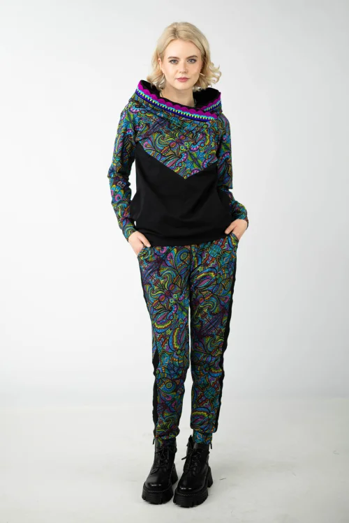 bluza czarna z kolorowymi dodatkami i szydełkową koronką na kapturze kieszenie w szwach  z kolorowe z lampasami kieszenie kolekcja MIST marka VIPPI design (6).jpg
