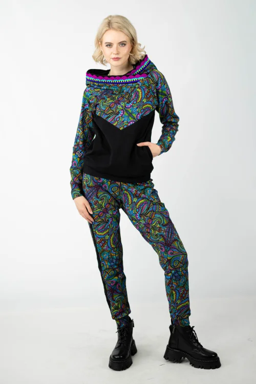 bluza czarna z kolorowymi dodatkami i szydełkową koronką na kapturze kieszenie w szwach  z kolorowe z lampasami kieszenie kolekcja MIST marka VIPPI design (2).jpg
