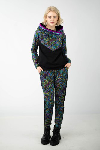 bluza czarna z kolorowymi dodatkami i szydełkową koronką na kapturze kieszenie w szwach  z kolorowe z lampasami kieszenie kolekcja MIST marka VIPPI design (6).jpg