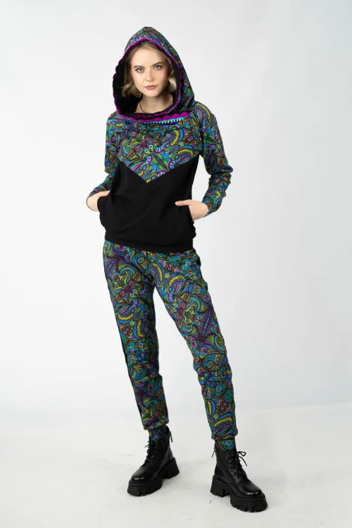 bluza czarna z kolorowymi dodatkami i szydełkową koronką na kapturze kieszenie w szwach  z kolorowe z lampasami kieszenie kolekcja MIST marka VIPPI design (4).jpg