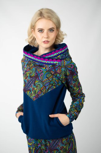 bluza granatowa z kolorowymi dodatkami i szydełkową koronką na kapturze kieszenie w szwach i spodnie luźne  kolekcja MIST marka VIPPI design (3).jpg