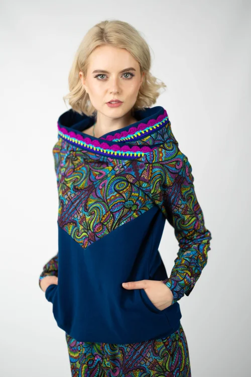 bluza granatowa z kolorowymi dodatkami i szydełkową koronką na kapturze kieszenie w szwach i spodnie luźne  kolekcja MIST marka VIPPI design (3).jpg