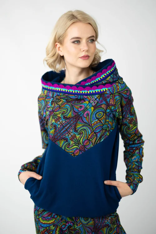 bluza granatowa z kolorowymi dodatkami i szydełkową koronką na kapturze kieszenie w szwach i spodnie luźne  kolekcja MIST marka VIPPI design (4).jpg