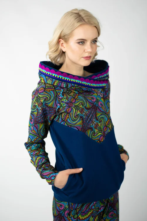 bluza granatowa z kolorowymi dodatkami i szydełkową koronką na kapturze kieszenie w szwach i spodnie luźne  kolekcja MIST marka VIPPI design (5).jpg