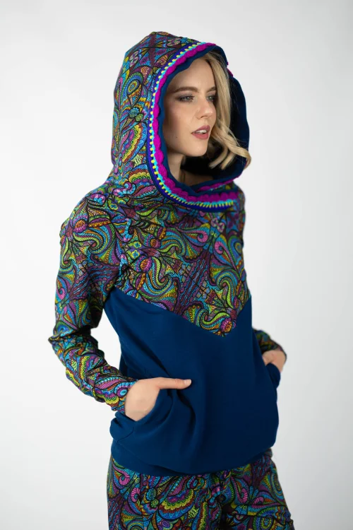 bluza granatowa z kolorowymi dodatkami i szydełkową koronką na kapturze kieszenie w szwach i spodnie luźne  kolekcja MIST marka VIPPI design (6).jpg