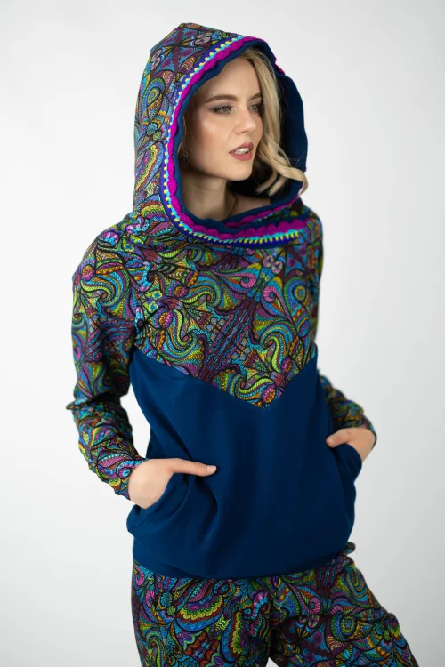 bluza granatowa z kolorowymi dodatkami i szydełkową koronką na kapturze kieszenie w szwach i spodnie luźne  kolekcja MIST marka VIPPI design (7).jpg