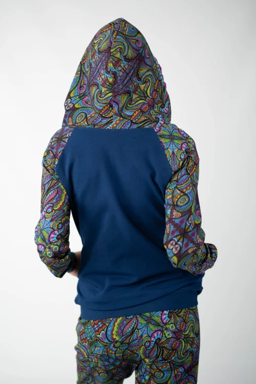 bluza granatowa z kolorowymi dodatkami i szydełkową koronką na kapturze kieszenie w szwach i spodnie luźne  kolekcja MIST marka VIPPI design (2).jpg