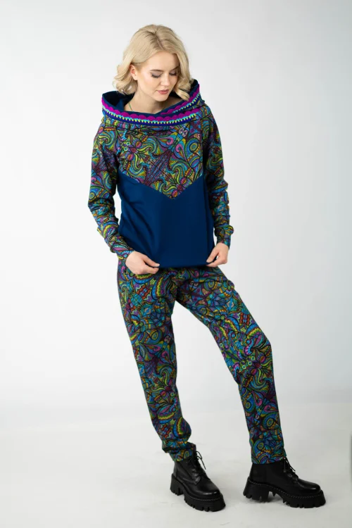 bluza granatowa z kolorowymi dodatkami i szydełkową koronką na kapturze kieszenie w szwach i spodnie luźne  kolekcja MIST marka VIPPI design (1).jpg