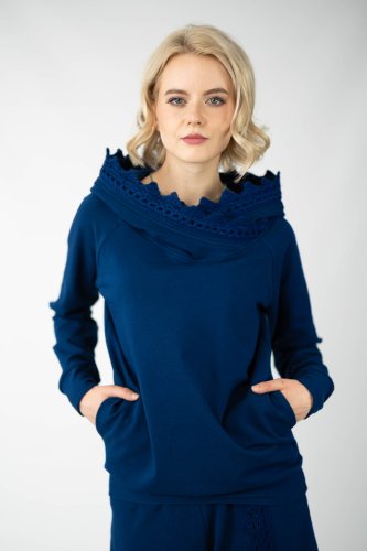 bluza granatowa z szydełkową koronką na kapturze  i spodnie granatowe dzowny z szydełkową koronką  kolekcjaKGart marka VIPPI design (2).jpg