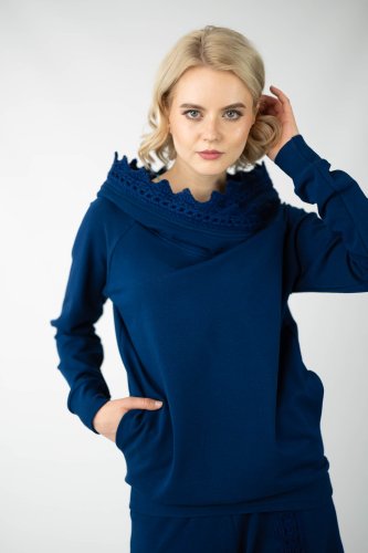 bluza granatowa z szydełkową koronką na kapturze  i spodnie granatowe dzowny z szydełkową koronką  kolekcjaKGart marka VIPPI design (3).jpg