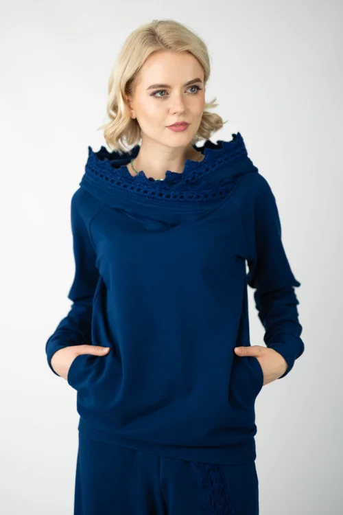 bluza granatowa z szydełkową koronką na kapturze  i spodnie granatowe dzowny z szydełkową koronką  kolekcjaKGart marka VIPPI design (4).jpg