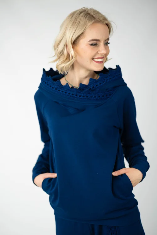 bluza granatowa z szydełkową koronką na kapturze  i spodnie granatowe dzowny z szydełkową koronką  kolekcjaKGart marka VIPPI design (5).jpg