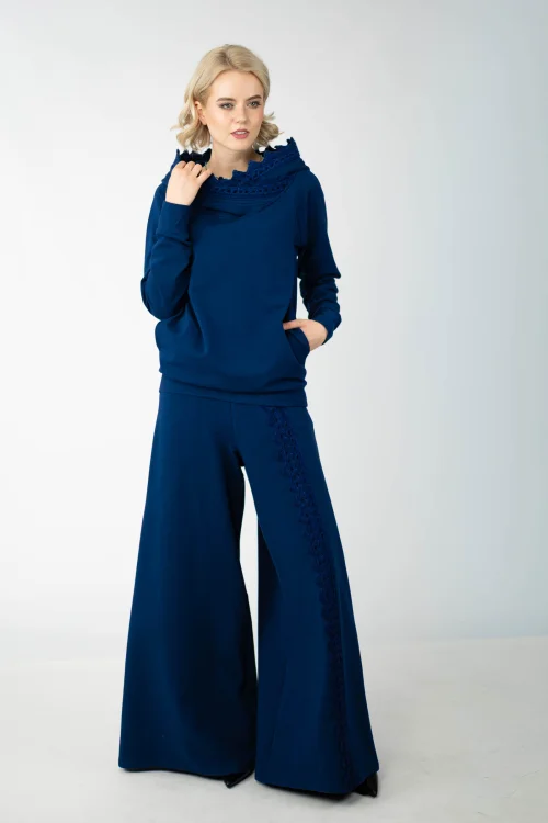 bluza granatowa z szydełkową koronką na kapturze  i spodnie granatowe dzowny z szydełkową koronką  kolekcjaKGart marka VIPPI design (8).jpg