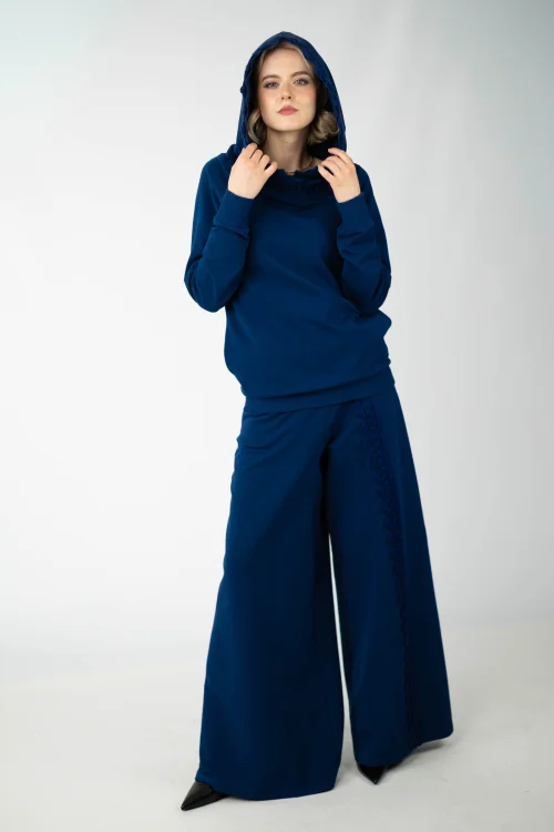 bluza granatowa z szydełkową koronką na kapturze  i spodnie granatowe dzowny z szydełkową koronką  kolekcjaKGart marka VIPPI design (6).jpg