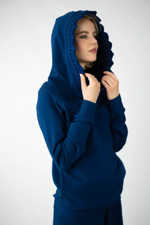 bluza granatowa z szydełkową koronką na kapturze  i spodnie granatowe dzowny z szydełkową koronką  kolekcjaKGart marka VIPPI design  (2).jpg