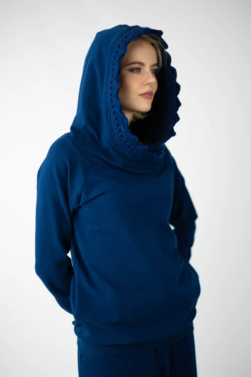bluza granatowa z szydełkową koronką na kapturze  i spodnie granatowe dzowny z szydełkową koronką  kolekcjaKGart marka VIPPI design  (1).jpg