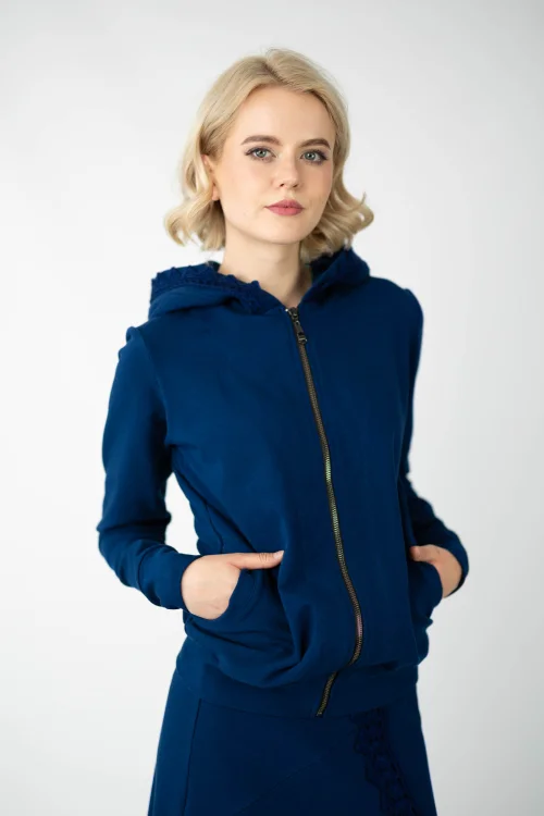 bluza bomberka granatowa z szydełkową koronką na kapturze   kolekcja KGart marka VIPPI design  (2).jpg