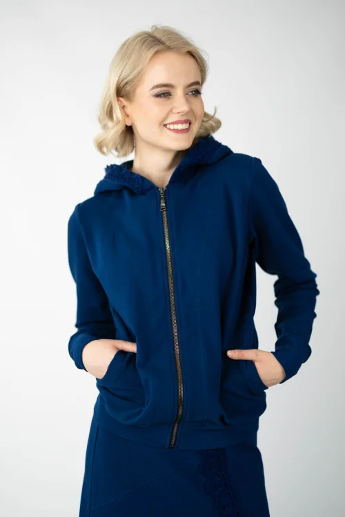 bluza bomberka granatowa z szydełkową koronką na kapturze   kolekcja KGart marka VIPPI design  (4).jpg