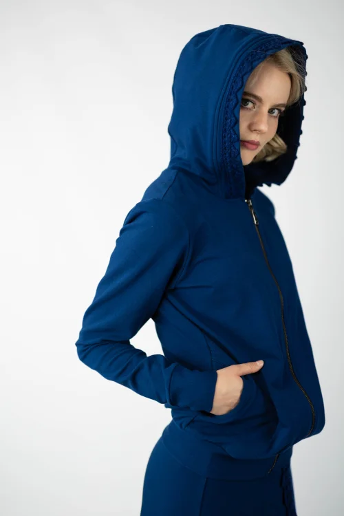 bluza bomberka granatowa z szydełkową koronką na kapturze   kolekcja KGart marka VIPPI design  (1).jpg