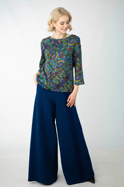 bluzka kolorowa luźna kolekcja MIST  i spodnie granatowe dzowny z szydełkową koronką  kolekcja KGart marka VIPPI design (5).jpg
