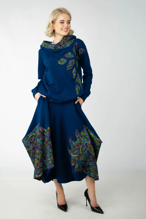 bluza granatowa z kapturem i aplikacjami kieszenie w szwach i spódnica granatowa midi origami z aplikacjami kieszenie kolekcja MIST marka VIPPI design   (4).jpg