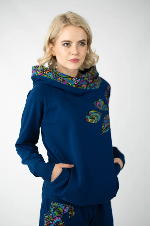 bluza granatowa z kapturem i aplikacjami kieszenie w szwach kolekcja MIST marka VIPPI design  (10).jpg