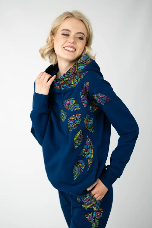 bluza granatowa z kapturem i aplikacjami kieszenie w szwach kolekcja MIST marka VIPPI design  (11).jpg