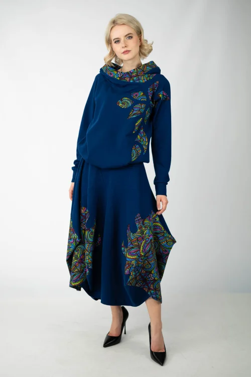 bluza granatowa z kapturem i aplikacjami kieszenie w szwach i spódnica granatowa midi origami z aplikacjami kieszenie kolekcja MIST marka VIPPI design   (6).jpg