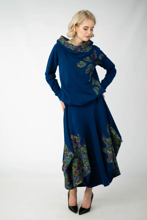 bluza granatowa z kapturem i aplikacjami kieszenie w szwach i spódnica granatowa midi origami z aplikacjami kieszenie kolekcja MIST marka VIPPI design   (3).jpg