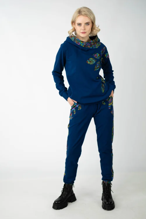 bluza granatowa z kapturem i aplikacjami kieszenie w szwach i spodnie granatowe z aplikacjami kieszenie  kolekcja MIST marka VIPPI design   (5).jpg