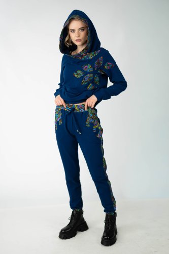 bluza granatowa z kapturem i aplikacjami kieszenie w szwach i spodnie granatowe z aplikacjami kieszenie  kolekcja MIST marka VIPPI design   (3).jpg