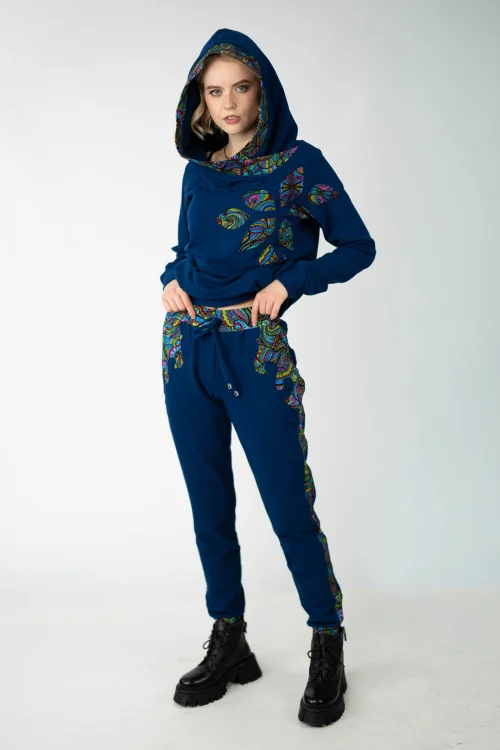 bluza granatowa z kapturem i aplikacjami kieszenie w szwach i spodnie granatowe z aplikacjami kieszenie  kolekcja MIST marka VIPPI design   (3).jpg