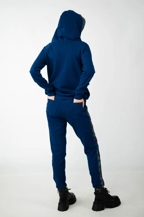 bluza granatowa z kapturem i aplikacjami kieszenie w szwach i spodnie granatowe z aplikacjami kieszenie  kolekcja MIST marka VIPPI design   (8).jpg