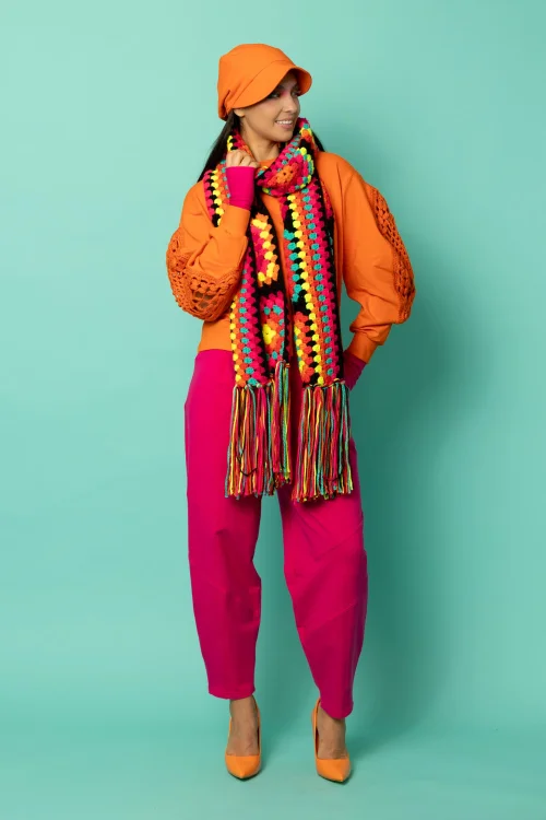 bluza pomarańczowa z szydełkowymi wstawkami na rękawach kolekcja KGart spodnie różowe baloon kolekcja CRAZY BASIC i szydełkowy szalik  marka VIPPI  DESIGN  (1).jpg