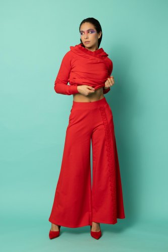 bluza czerwona z szydełkową koronką na kapturze i spodnie dzwony  z szydełkową koronką kolekcja KGart marka VIPPI DESIGN (1).jpg