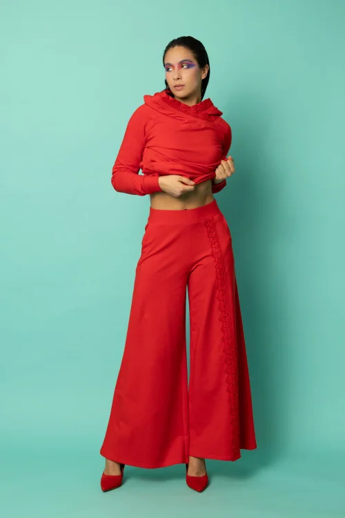 bluza czerwona z szydełkową koronką na kapturze i spodnie dzwony  z szydełkową koronką kolekcja KGart marka VIPPI DESIGN (1).jpg