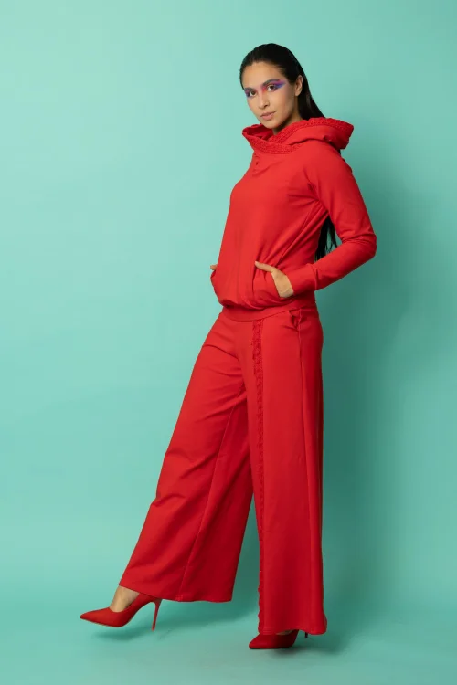 bluza czerwona z szydełkową koronką na kapturze i spodnie dzwony  z szydełkową koronką kolekcja KGart marka VIPPI DESIGN (5).jpg