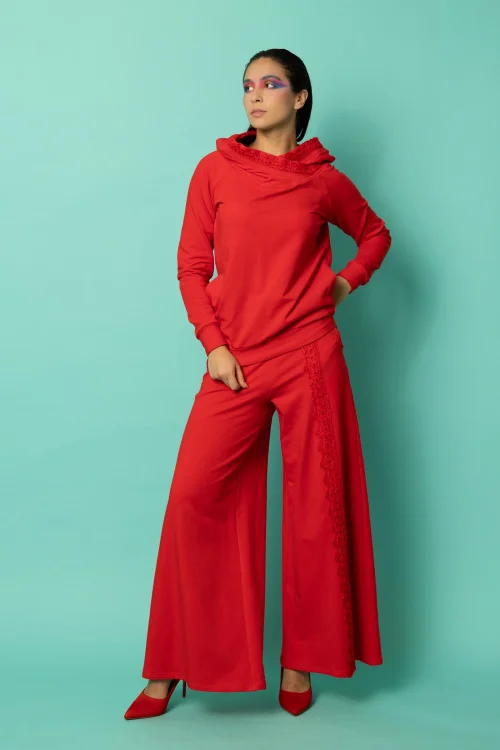 bluza czerwona z szydełkową koronką na kapturze i spodnie dzwony  z szydełkową koronką kolekcja KGart marka VIPPI DESIGN (2).jpg