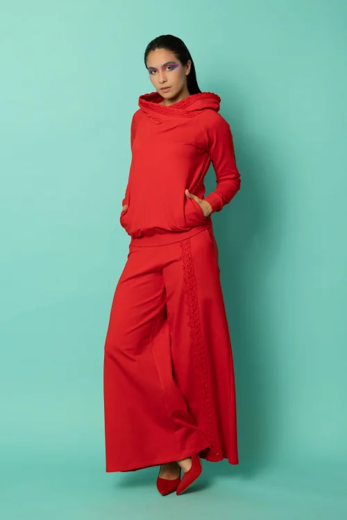 bluza czerwona z szydełkową koronką na kapturze i spodnie dzwony  z szydełkową koronką kolekcja KGart marka VIPPI DESIGN (3).jpg