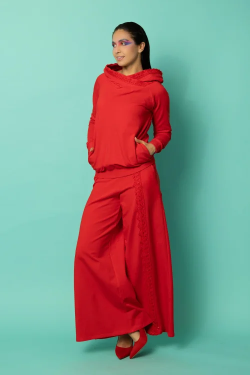 bluza czerwona z szydełkową koronką na kapturze i spodnie dzwony  z szydełkową koronką kolekcja KGart marka VIPPI DESIGN (4).jpg