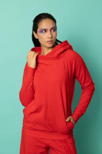 bluza czerwona z szydełkową koronką na kapturze kolekcja KGart marka VIPPI DESIGN (6).jpg