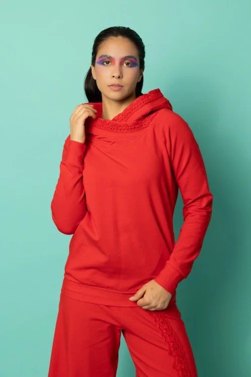 bluza czerwona z szydełkową koronką na kapturze kolekcja KGart marka VIPPI DESIGN (7).jpg