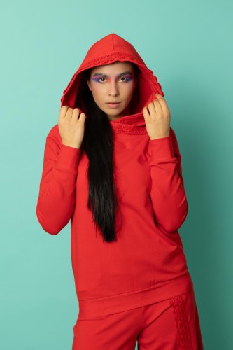 bluza czerwona z szydełkową koronką na kapturze kolekcja KGart marka VIPPI DESIGN (8).jpg