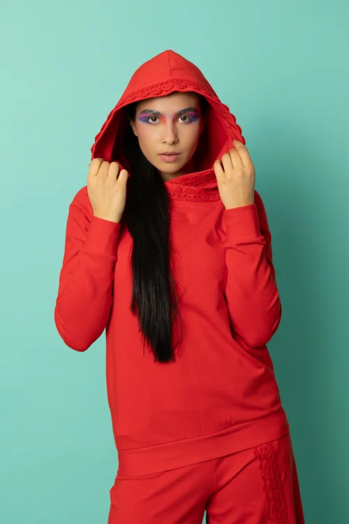 bluza czerwona z szydełkową koronką na kapturze kolekcja KGart marka VIPPI DESIGN (8).jpg