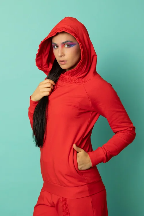 bluza czerwona z szydełkową koronką na kapturze kolekcja KGart marka VIPPI DESIGN (9).jpg